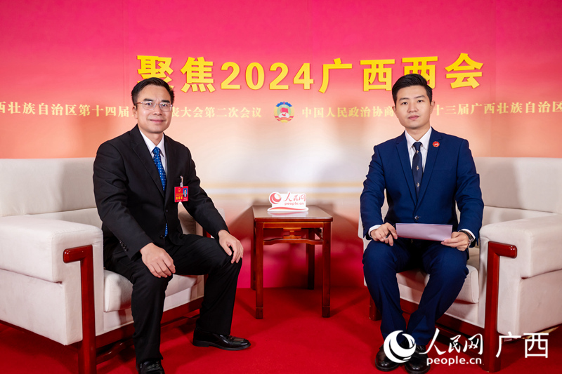 梁展凡（左）代表接受專訪。人民網(wǎng)記者 嚴(yán)立政攝