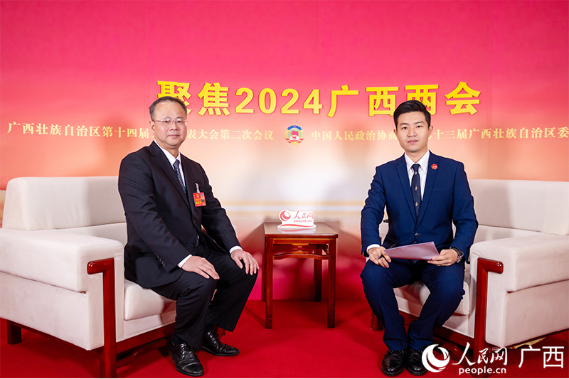 林海波代表（左）接受專訪。人民網(wǎng)記者 嚴(yán)立政攝