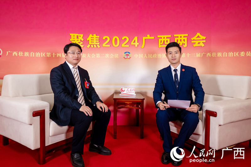 代表（左）接受專訪。人民網(wǎng)記者 嚴(yán)立政攝