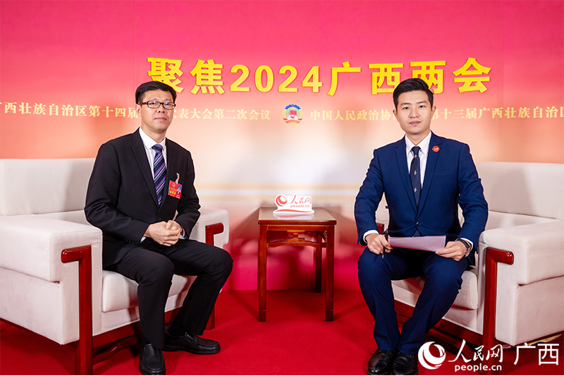 歐樹和代表（左）接受專訪。人民網(wǎng)記者 嚴(yán)立政攝
