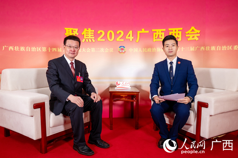 代表（左）接受專訪。人民網(wǎng)記者 嚴(yán)立政攝