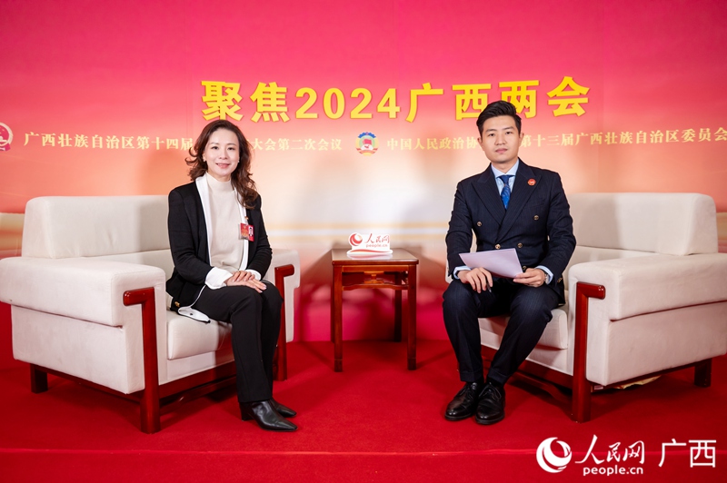韋茜委員（左）接受專訪。人民網(wǎng)記者 嚴(yán)立政攝