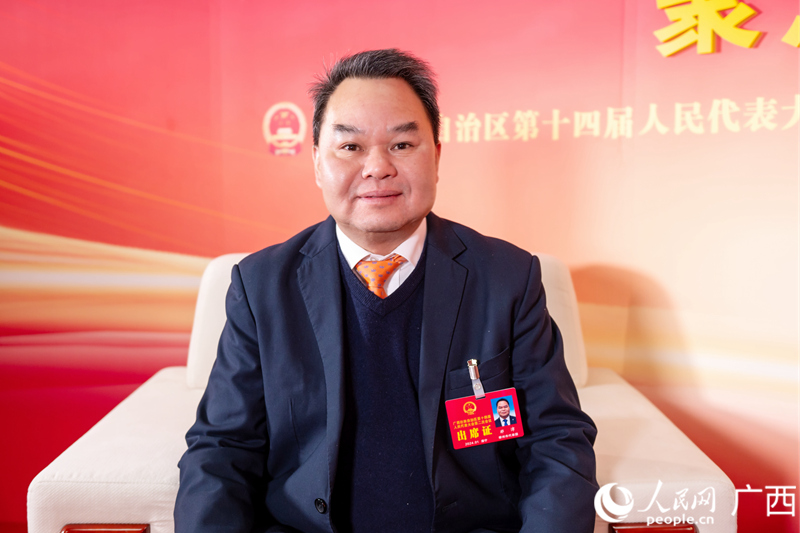 代表接受專訪。人民網(wǎng)記者 嚴(yán)立政攝
