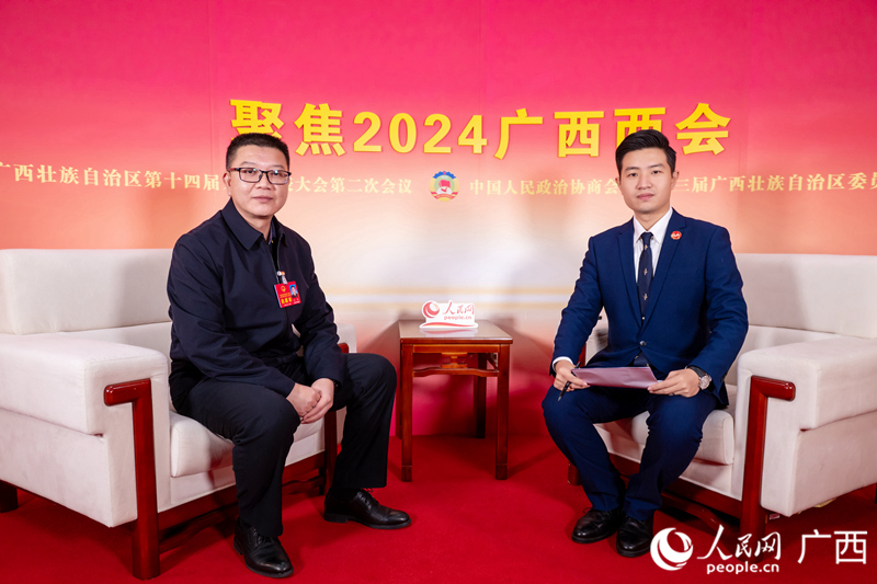 孔斌代表（左）接受專訪。人民網記者 嚴立政攝