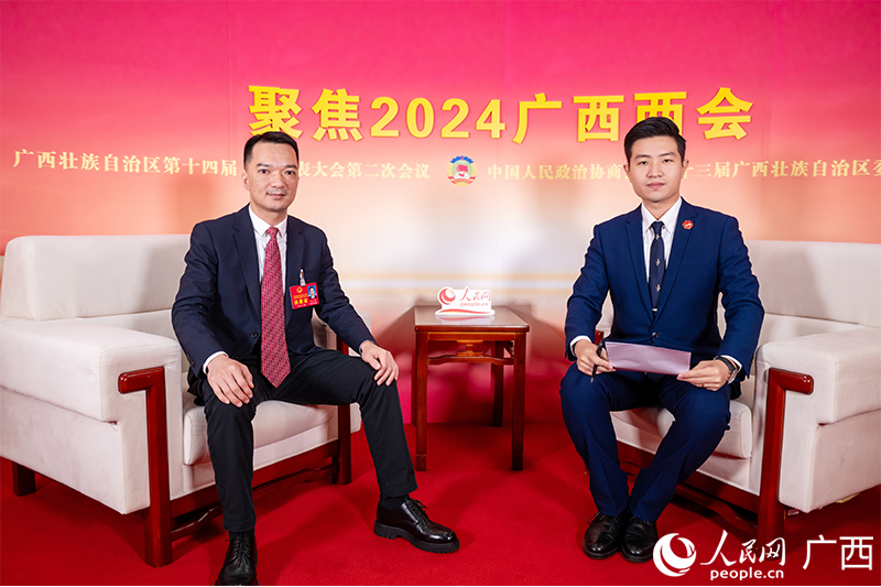 王永堅(jiān)代表（左）接受專訪。人民網(wǎng)記者 嚴(yán)立政攝
