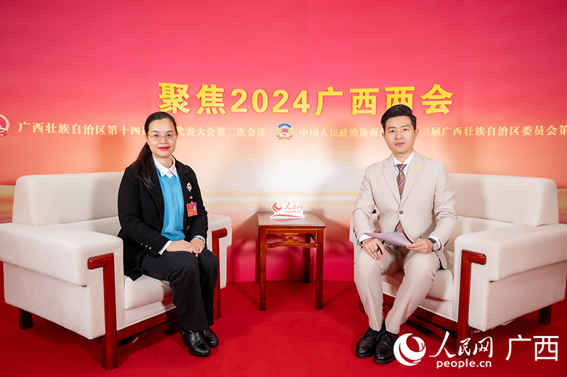 鐘鶯代表（左）接受專訪。人民網(wǎng)記者 嚴(yán)立政攝