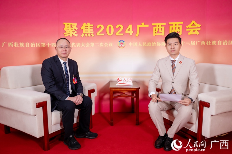 吳東代表（左）接受專訪。人民網(wǎng)記者 嚴(yán)立政攝