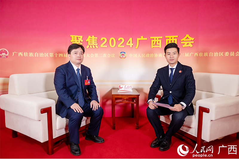 黃斌代表（左）接受專訪。人民網(wǎng)記者 嚴(yán)立政攝
