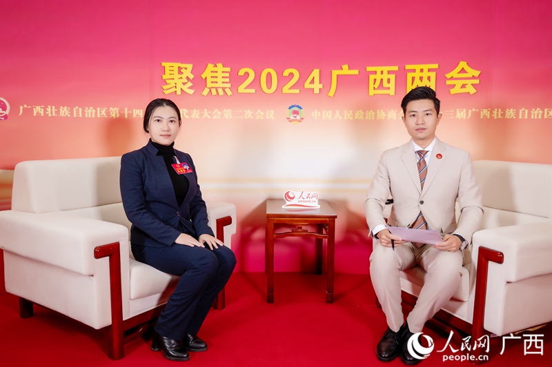鄧潔麗代表（左）接受專訪。人民網(wǎng)記者 嚴(yán)立政攝