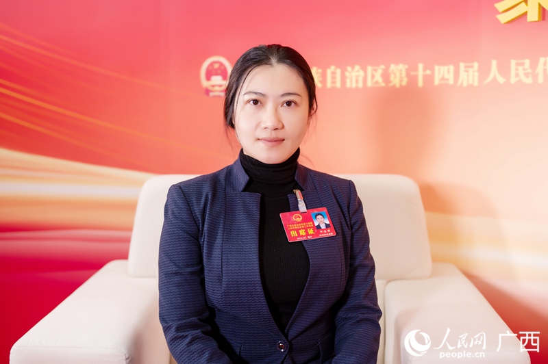 鄧潔麗代表接受專訪。人民網(wǎng)記者 嚴(yán)立政攝