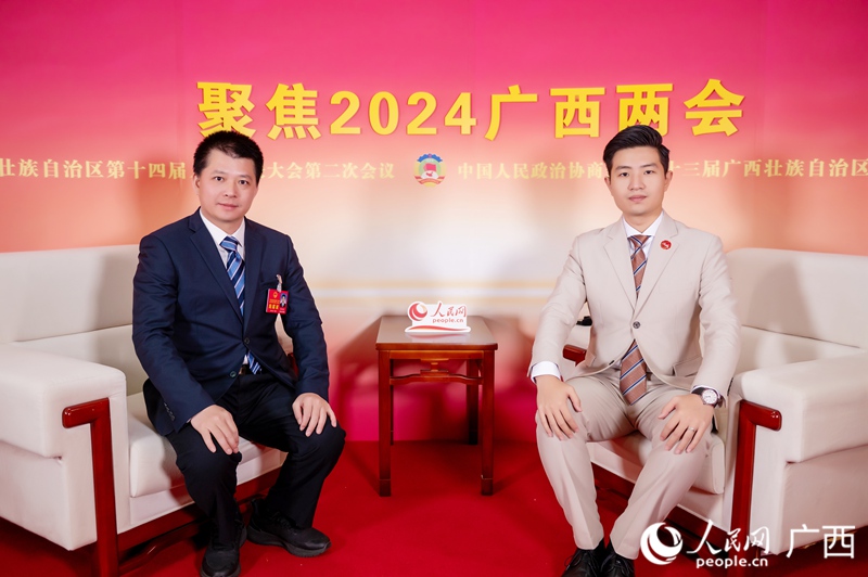 肖利富代表（左）接受專訪。人民網(wǎng)記者 嚴(yán)立政攝