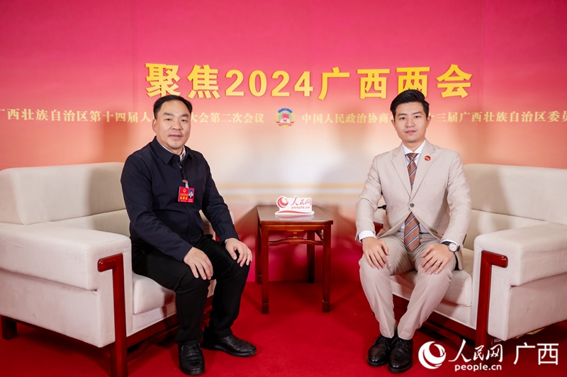 楊勝濤代表（左）接受專(zhuān)訪。人民網(wǎng)記者 嚴(yán)立政攝