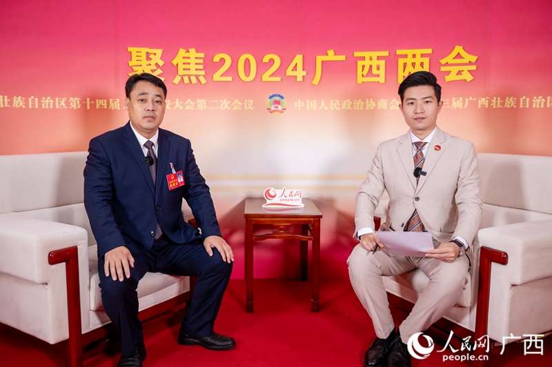 周誠(chéng)代表（左）接受專(zhuān)訪(fǎng)。人民網(wǎng)記者 嚴(yán)立政攝