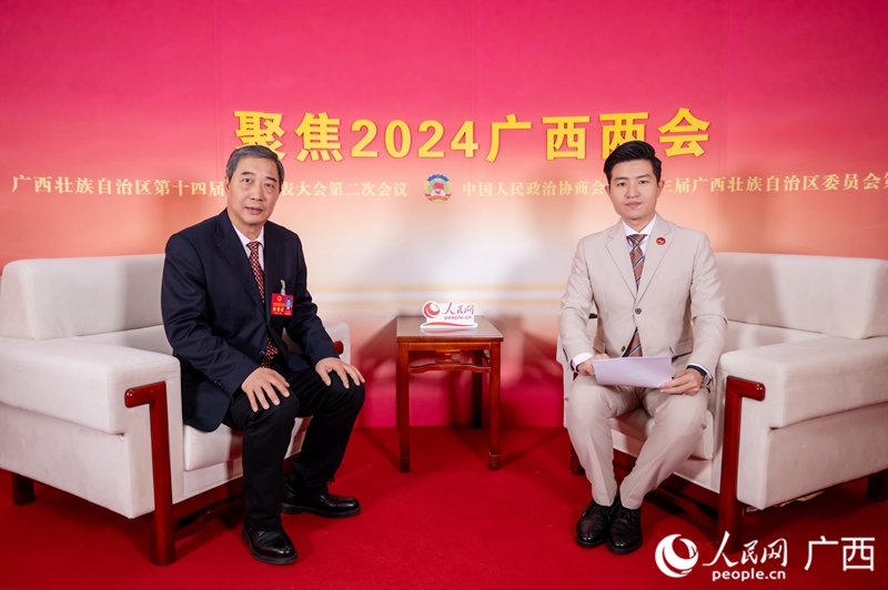 閆九球代表（左）接受專訪。人民網(wǎng)記者 嚴(yán)立政攝