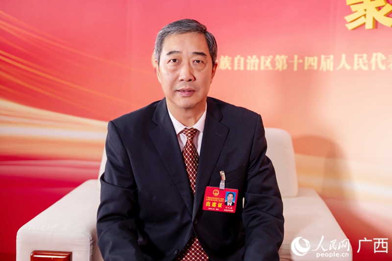閆九球代表接受專訪。人民網(wǎng)記者 嚴(yán)立政攝