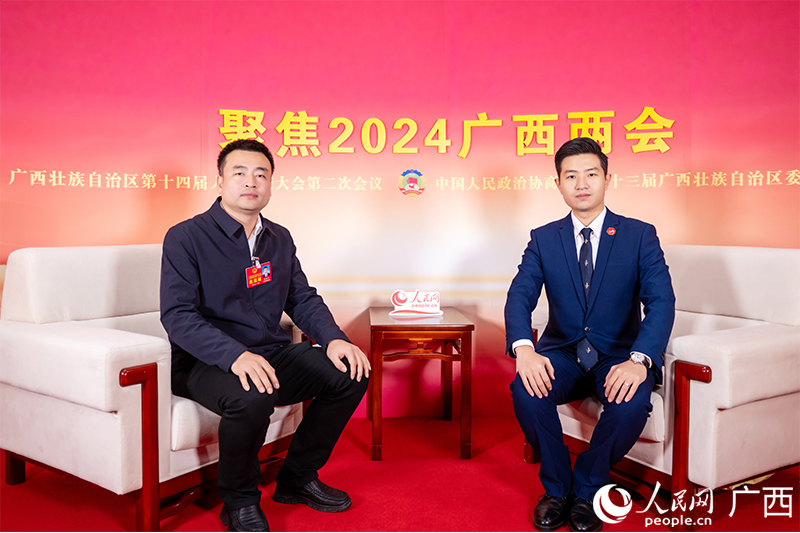 楊正沛代表（左）接受專訪。人民網(wǎng)記者 嚴(yán)立政攝