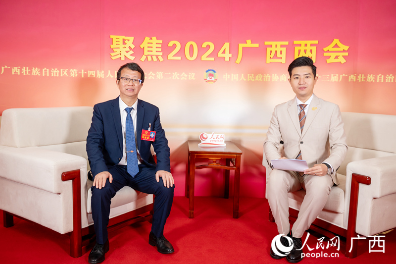 尹平代表（左）接受專訪。人民網(wǎng)記者 嚴立政攝