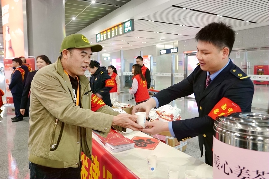 工作人員為退役軍人送上姜糖水。梁競輝攝