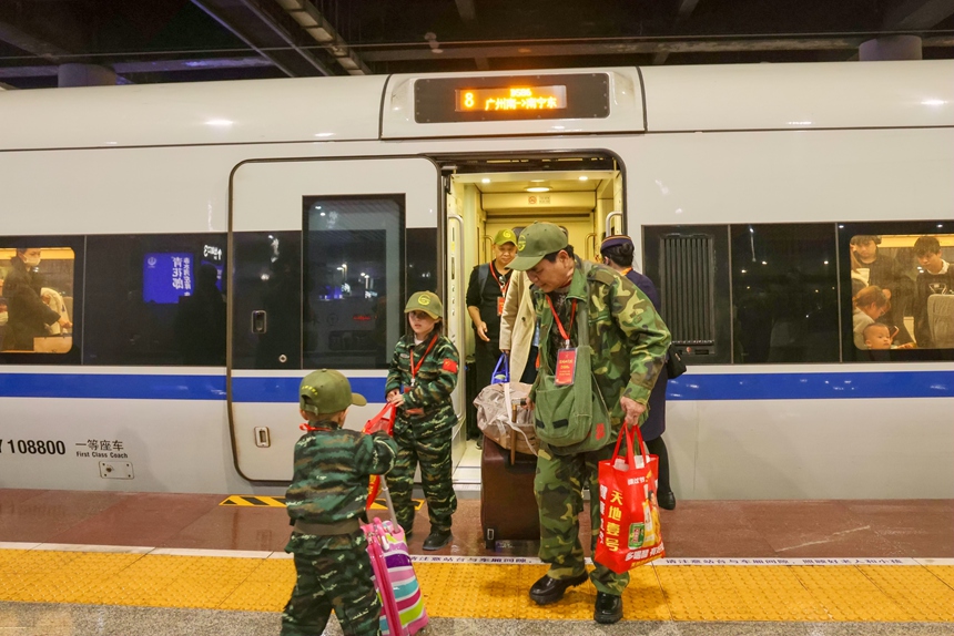 退役軍人及家屬下車。封榮權攝