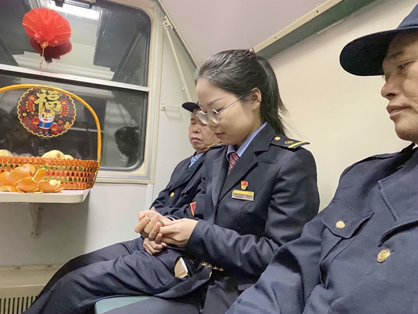 謝莉平仔細(xì)端詳懷表（李伊 攝）.jpg