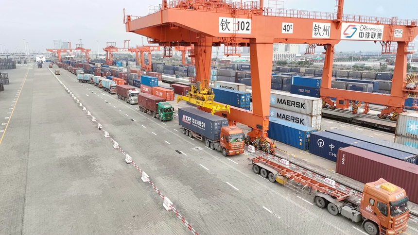 欽州鐵路集裝箱中心站自動(dòng)化龍門吊正在進(jìn)行裝車作業(yè)。何家海攝