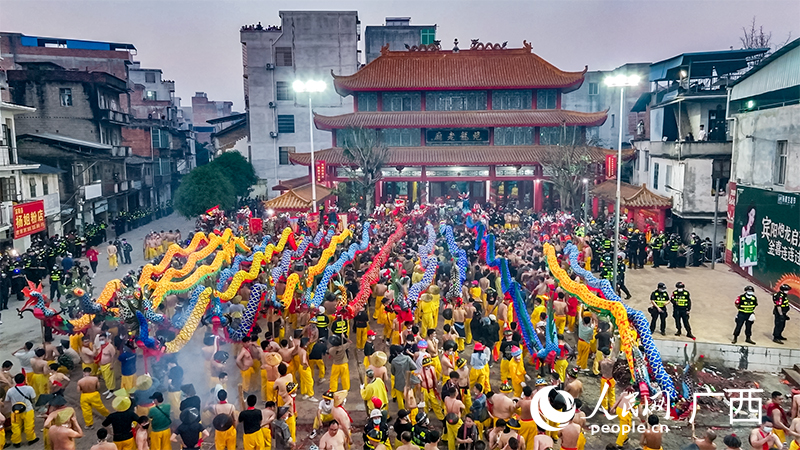 賓陽炮龍節(jié)現(xiàn)場。人民網(wǎng) 雷琦竣攝