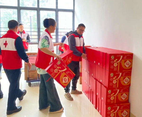 紅十字會(huì)志愿者協(xié)助搬運(yùn)慰問(wèn)物資