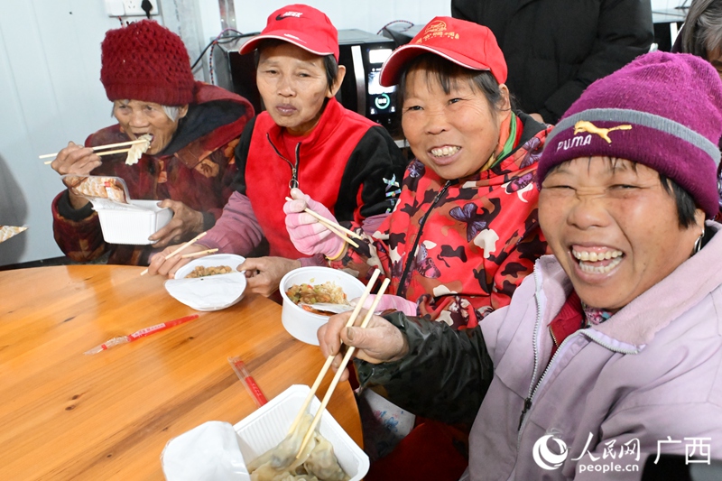福興村老人在愛心食堂用餐。人民網(wǎng) 雷琦竣攝