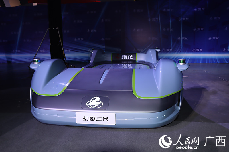 科技感十足的乘龍幻影三代智能牽引車。人民網(wǎng) 付華周攝