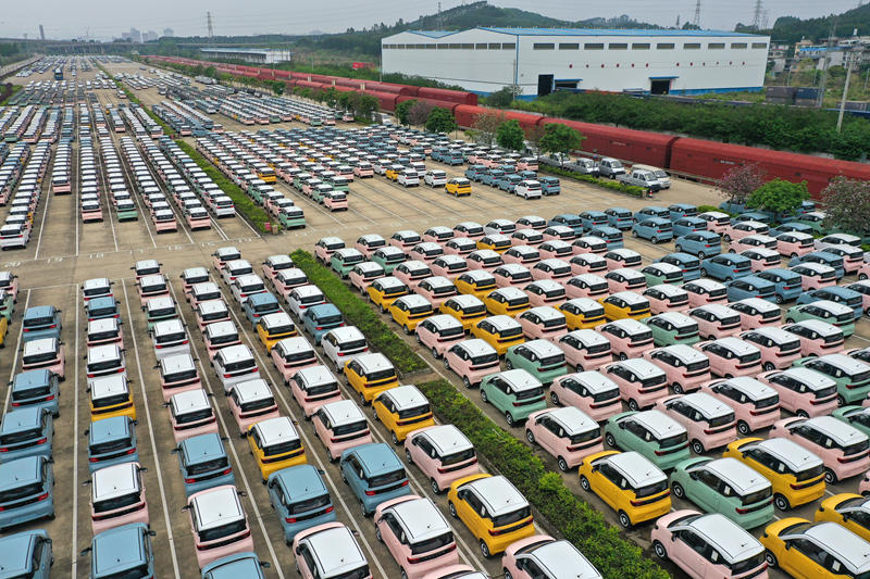 在柳州市柳東新區(qū)雒容汽車物流基地，柳州產(chǎn)新能源汽車正等待通過鐵路發(fā)往各地銷售。黃蕊攝