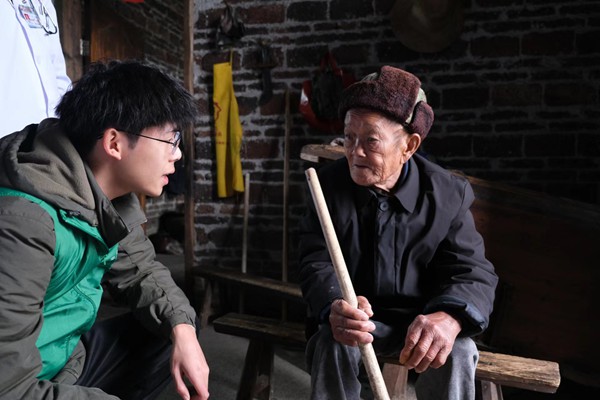 家庭簽約醫(yī)生上門服務。賀州市平桂區(qū)衛(wèi)健局供圖