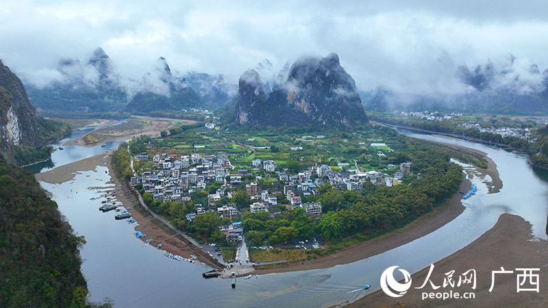 煙雨漓江如詩如畫。人民網(wǎng) 付華周攝