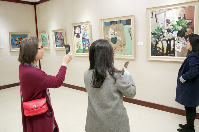 參觀展覽。
