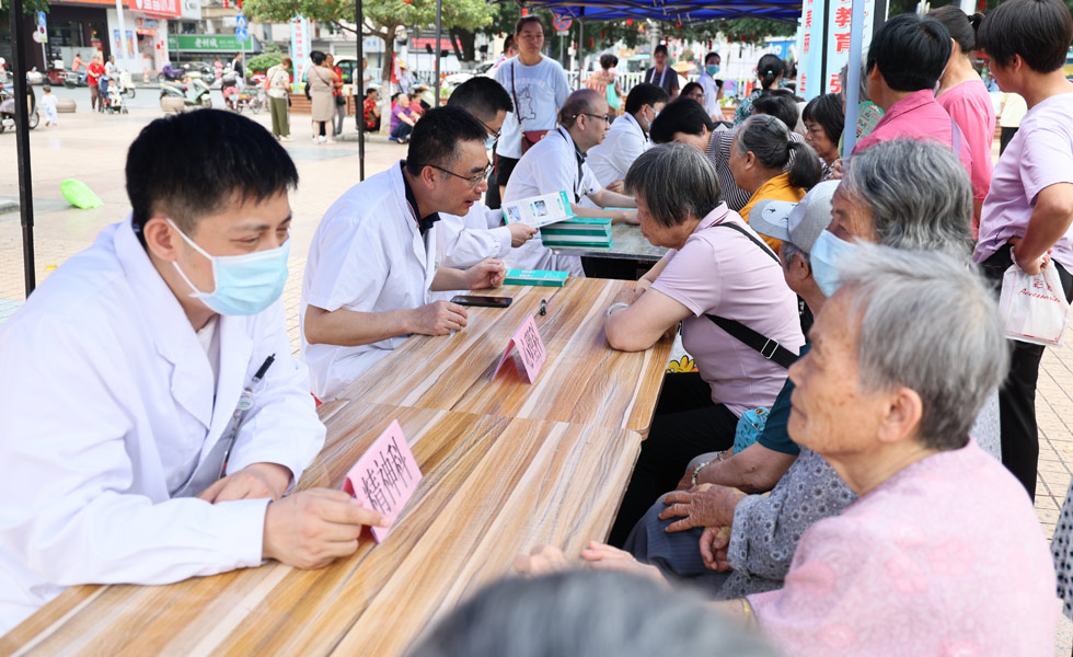 廣西腦科醫(yī)院開展健康義診活動