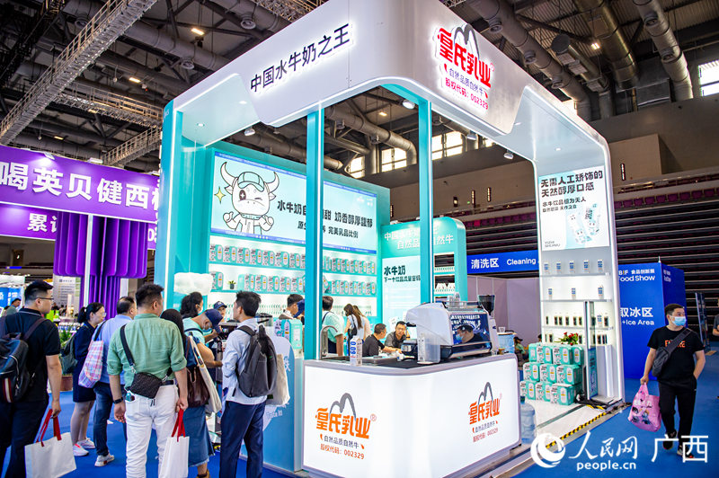 皇氏乳業(yè)參加FBIF2023食品飲料創(chuàng)新論壇及FBIF食品創(chuàng)新展。人民網(wǎng)記者 嚴(yán)立政攝