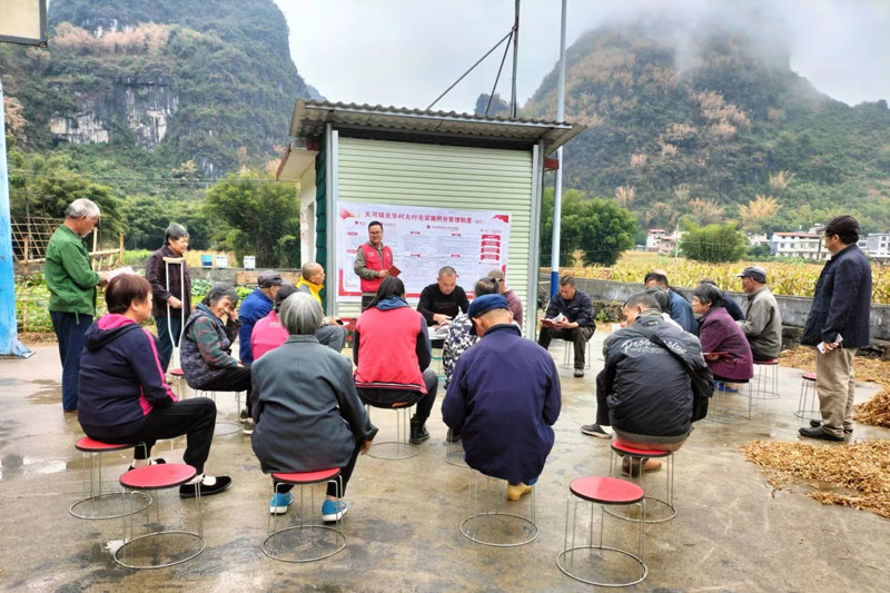 圖十九：天河鎮(zhèn)北華村駐村工作隊員在宣傳推廣積分制