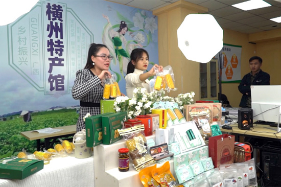 電商主播在直播間推介橫州特色農(nóng)產(chǎn)品。唐銘敏攝