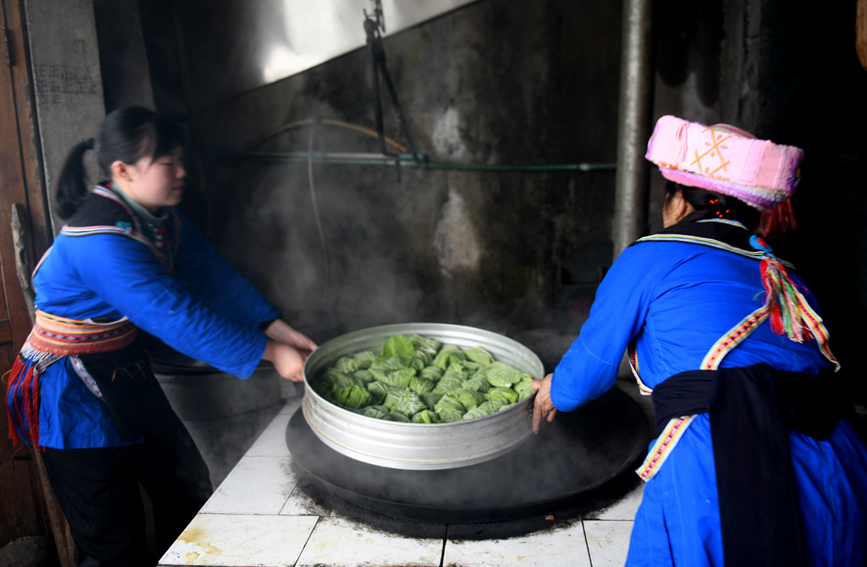 瑤族婦女在蒸煮艾粑。潘志祥攝