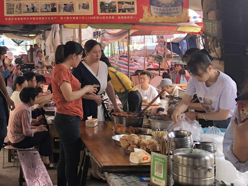 柳南區(qū)洛滿鎮(zhèn)的特色美食吸引市民游客紛至沓來。陳粵攝