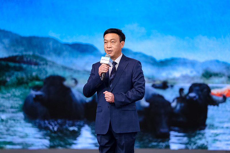 黃加祥推介廣西水牛奶。主辦方供圖