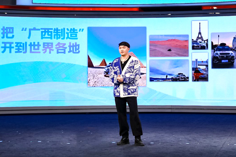 張世臻在現場向廣大消費者介紹“廣西汽車”。主辦方供圖