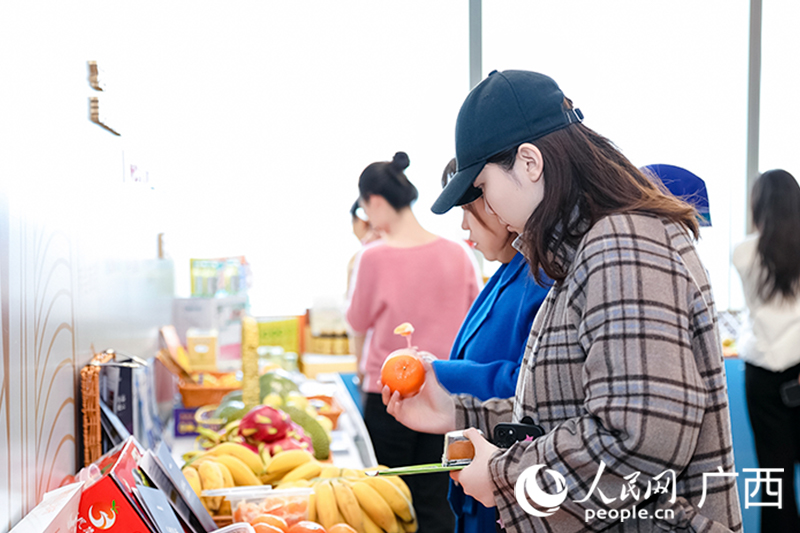 現(xiàn)場(chǎng)品鑒桂果。人民網(wǎng)記者 嚴(yán)立政攝