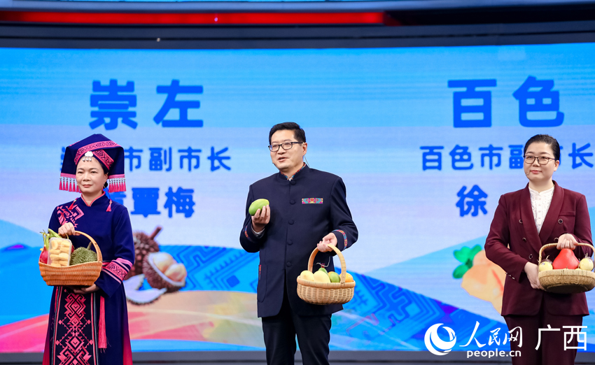 崇左市副市長(zhǎng)黃覃梅推介進(jìn)口的東盟熱帶水果。人民網(wǎng)記者 嚴(yán)立政攝