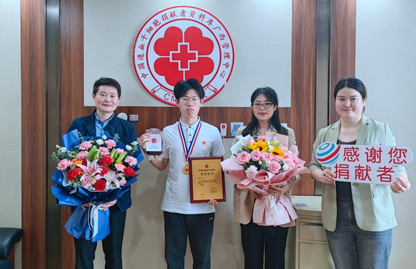 學(xué)校老師慰問(wèn)胡云楓。陶光均攝