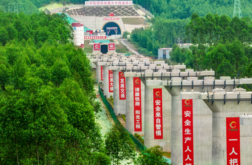 柳梧鐵路大琳特大橋、太平隧道施工現(xiàn)場。柳梧鐵路項目供圖