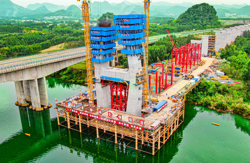 跨越柳江的盤龍柳江特大橋。柳梧鐵路項目供圖