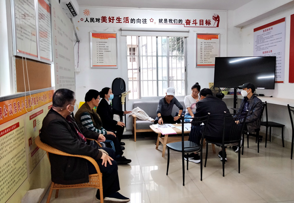 物業(yè)和小區(qū)自管小組開會(huì)。青秀區(qū)融媒體中心供圖
