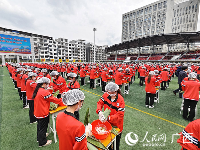 萬人包粽子現(xiàn)場。人民網(wǎng)記者 沈泉池攝