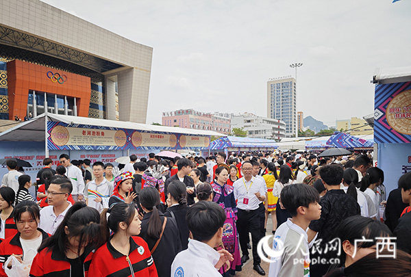 美食展區(qū)熱鬧非凡。人民網(wǎng)記者 嚴(yán)立政攝