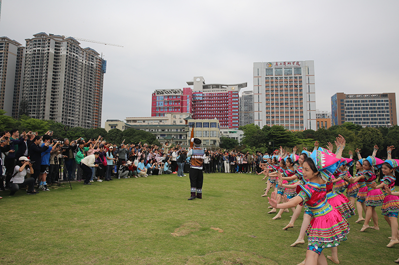 活動(dòng)吸引市民們圍觀。梁智剛攝